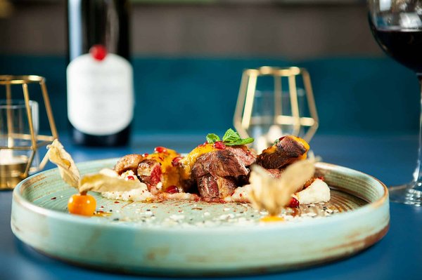 Quelle croisière offre des cours de cuisine japonaise avec des chefs locaux?