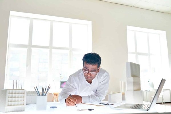 Quelles locations en Bretagne offrent des ateliers de fabrication de beurre et des visites de fermes locales?